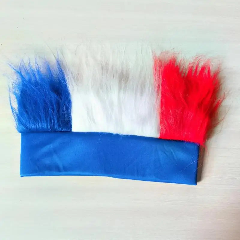 Perruques, chapeaux et barbes aux couleurs du drapeau français, euro 2024